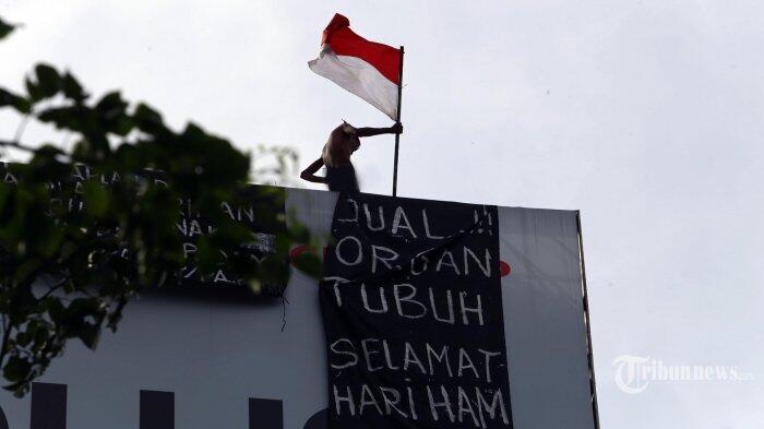 Delapan Jam, Agustinus Woro Masih Bertahan di Atas Baliho Setinggi 25 Meter