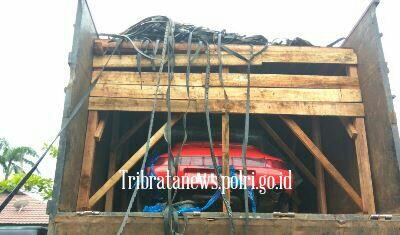 SatBrimob Berhasil Menangkap 2 Mobil Mewah Illegal di Kalbar