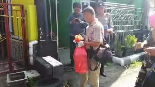 Geger! Belasan Al Quran Berserakan di Gereja