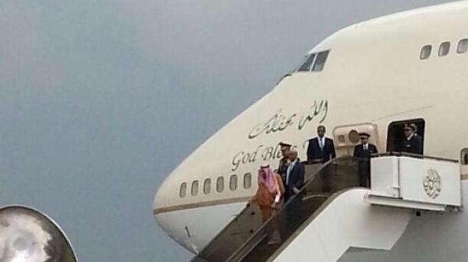 Raja Salman Dikawal Saat Tiba di Bandara Halim Perdanakusuma