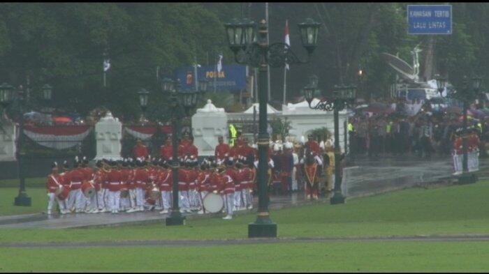 Meski Hujan, Warga Tetap Ramaikan Istana Bogor Sambut Raja Salman