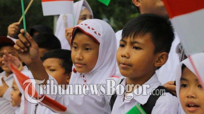 Pelajar Sekolah Dasar Lantunkan Salawat Ketika Rombongan Raja Arab Melintas