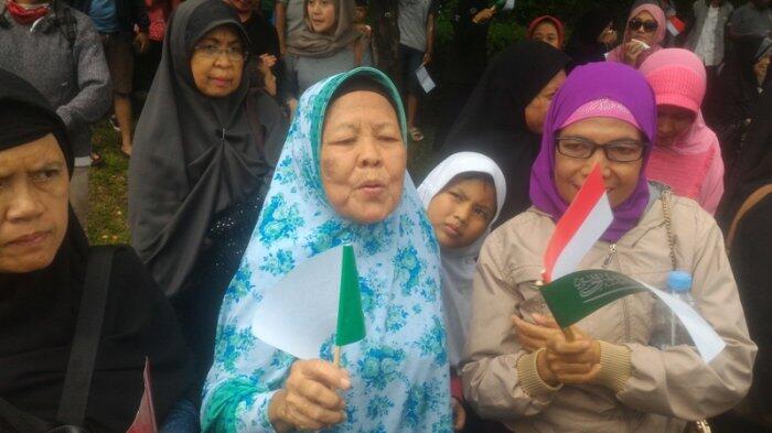 Ini Harapan Ibu 69 Tahun Yang Rela Panas-panasan Sambut Raja Salman