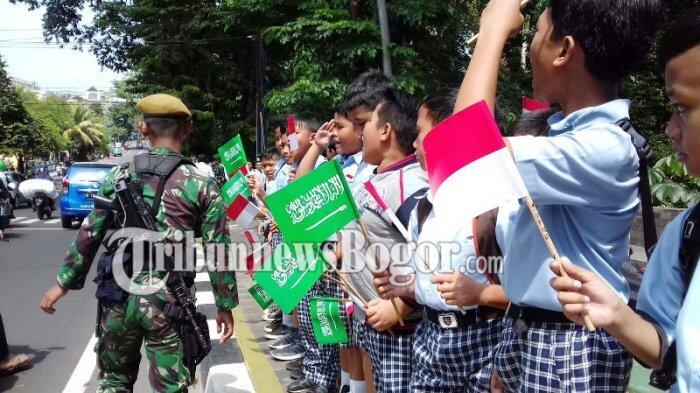 Ratusan Siswa SD Penuhi Kawasan Tugu Kujang Bersiap Menyambut Raja Salman