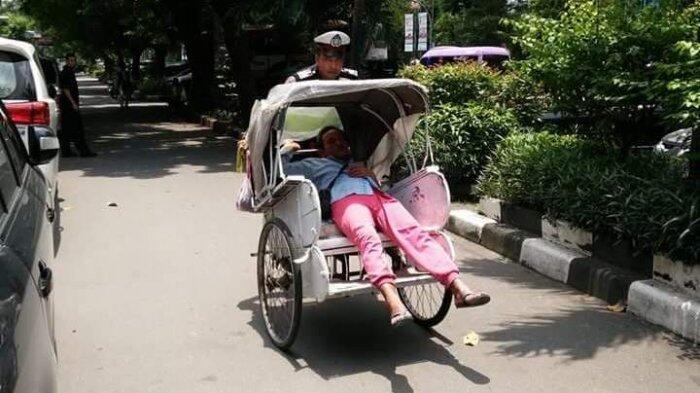 Ada Kisah Haru Sekaligus Bikin Ngakak di Balik Foto Polisi Ini