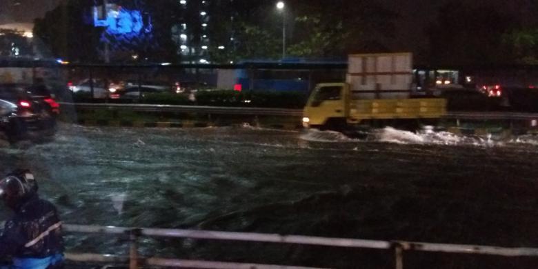 Imbas Genangan, Lalu Lintas di Sejumlah Jalan di Jakarta Selatan Macet
