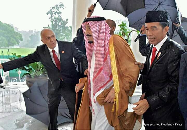 Utamakan Raja Salman Presiden Jokowi Kehujanan 