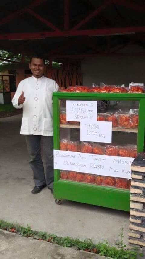 Tak takut miskin, pria ini minta pembeli hargai dagangannya sendiri