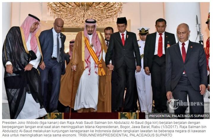 Lihat, Foto Jokowi Genggam Erat Tangan Raja Salman Mirip Soekarno Gandeng Raja Saud