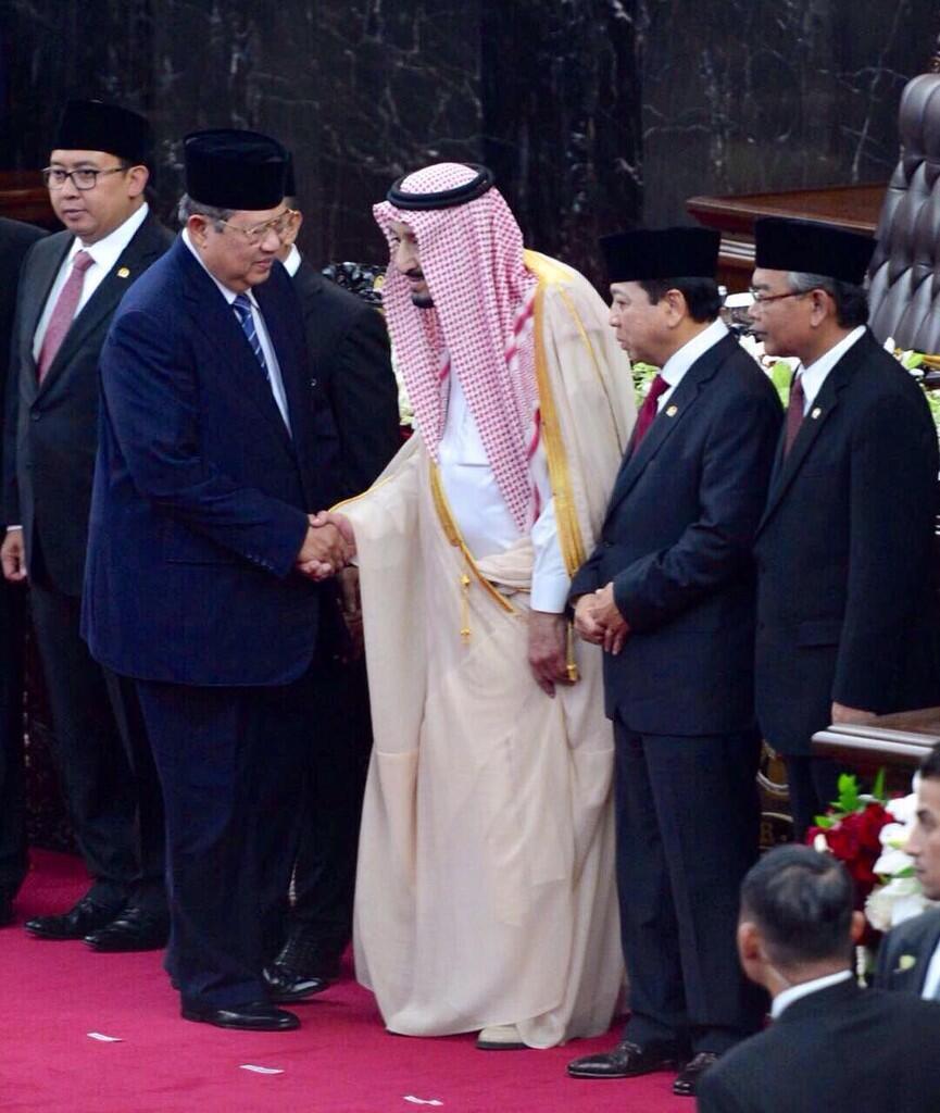 Setelah Ahok, Gantian SBY Pamer Foto Jabat Tangan Raja Salman. Netter: Kok Mlengos Gi