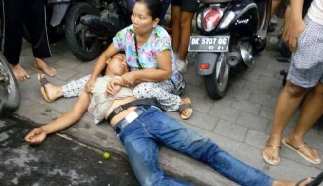 Pedagang Es Kelapa Terkapar Ditabrak Mobil Satpol PP