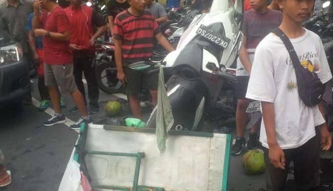 Pedagang Es Kelapa Terkapar Ditabrak Mobil Satpol PP