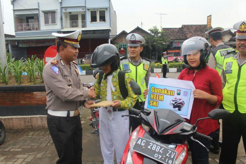 Ops Simpatik 2017 : Penghargaan Bagi Pengendara yang Dinilai Tertib Berlalu Lintas