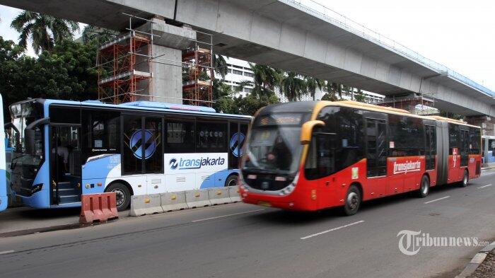 Untuk Pertama Kalinya, Menteri Rini Soemarno Naik Transjakarta
