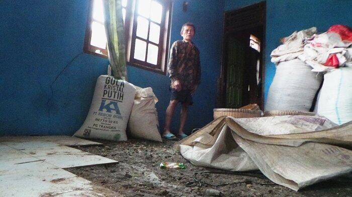 Lantai Keramik Rumah Warga Terdampak Retakan Tanah di Desa Candiguron