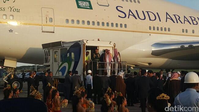 Senyum Raja Salman di Tangga Pesawat saat Saksikan Tari Pendet