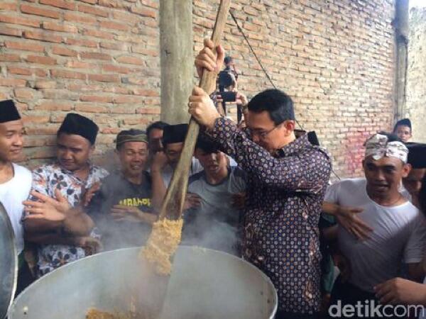Gaya Ahok Masak Nasi Kebuli di Makam Mbah Priok