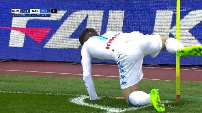 AS Roma vs Napoli: Usai Bikin Gol Dries Mertens Peragaan Gaya Anjing Pipis