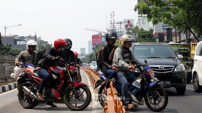 Petugas Transjakarta Dikeroyok Pengguna Motor