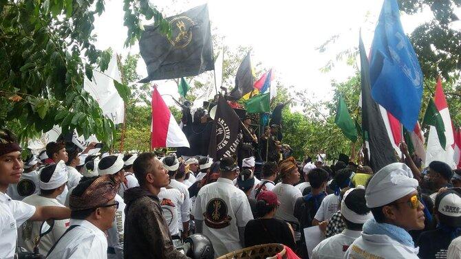 Ribuan warga Bali sambut kedatangan Raja Salman