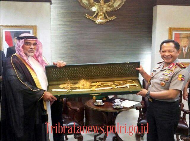 Pedang Emas Kerajaan Arab Saudi untuk Jenderal Tito Karnavian