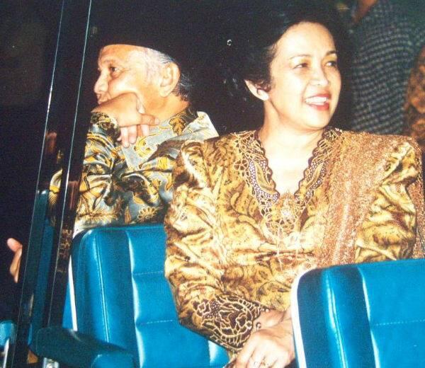 7 Pelajaran Berharga Kisah Cinta Habibie &amp; Ainun yang Bikin Kita Iri