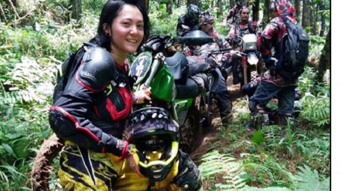 Poppy Sovia Naik Motor Trail Menaklukkan Lumpur di Gunung Galunggung