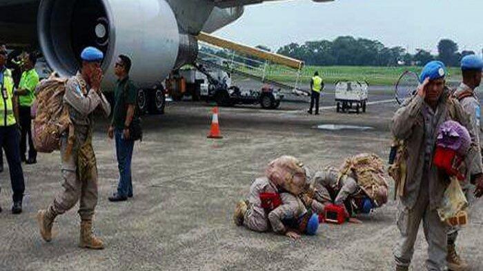139 Anggota Polri Langsung Sujud Syukur Saat Injakan Kaki di Tanah Air