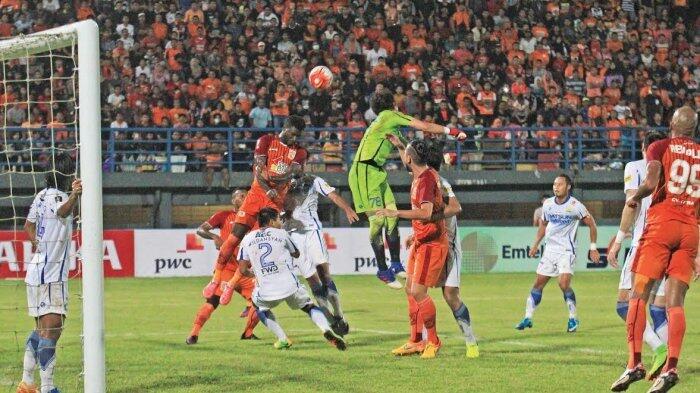 Suporter Persib Lempari Pemain PBFC Botol dan Plastik