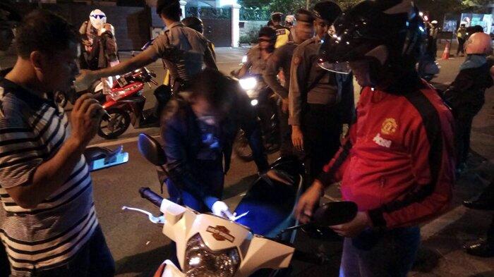 Enam Orang Bawa Senjata Tajam dan Narkoba Diamankan