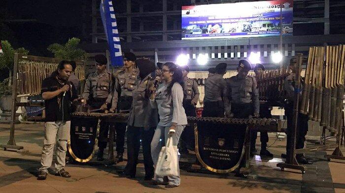 Ketika Para Polisi Muda Anggota Sabhara Polda Jateng Bermain Angklung