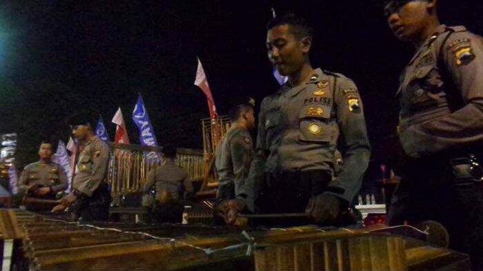 Ketika Para Polisi Muda Anggota Sabhara Polda Jateng Bermain Angklung