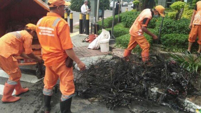 Kulit Kabel Jadi Penyebab Tergenangnya Jalan Gatot Subroto