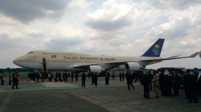 Penjaga Pesawat Raja Salman Diganti Setiap Enam Jam