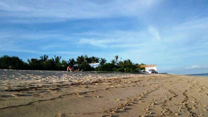 Pantai Geger Tempat Raja Salman Berlibur Hanya Dibatasi Bambu Berkain Putih
