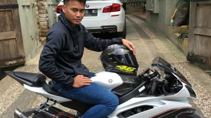 Pebulutangkis Tontowi Ahmad Mejeng Bareng Yamaha YZF-R6
