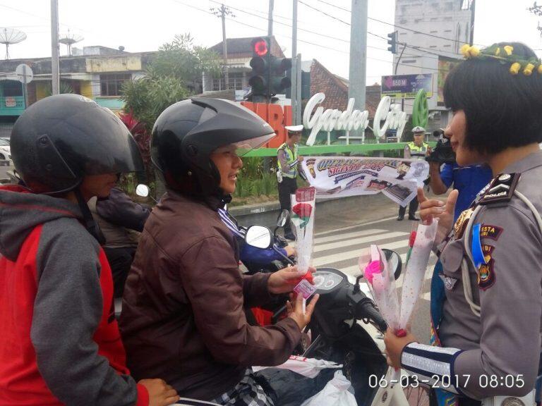 Operasi Simpatik 2017: Polisi Beri Pengendara Bunga dan Tempel Sticker Lantas