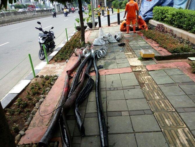 Lagi, Pasukan Oranye Temukan Gulungan Kabel di Saluran Air Jalan Gatot Subroto