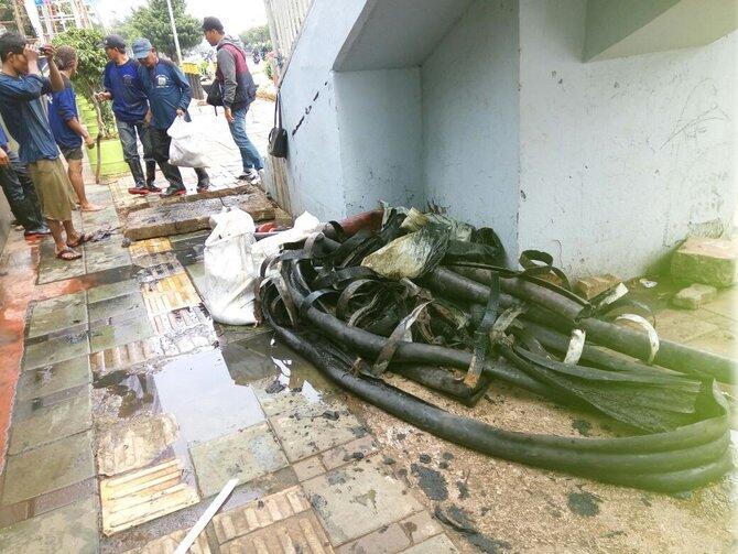 Lagi, Pasukan Oranye Temukan Gulungan Kabel di Saluran Air Jalan Gatot Subroto