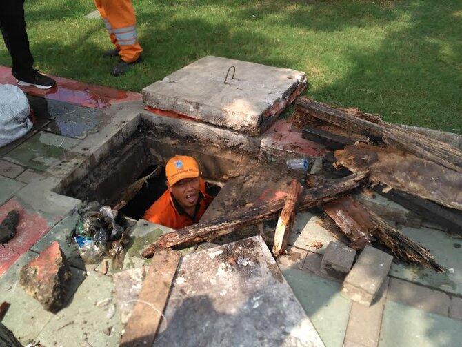 Lagi, Pasukan Oranye Temukan Gulungan Kabel di Saluran Air Jalan Gatot Subroto