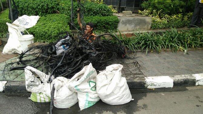 Lagi, Pasukan Oranye Temukan Gulungan Kabel di Saluran Air Jalan Gatot Subroto