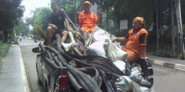 Sudah 7 Mobil Angkut Kulit Kabel dari Gorong-gorong di Gatot Subroto