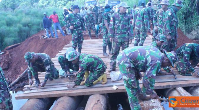 TNI dan Warga Perbaiki Jembatan Rusak, Halo Pemprov Kalbar?