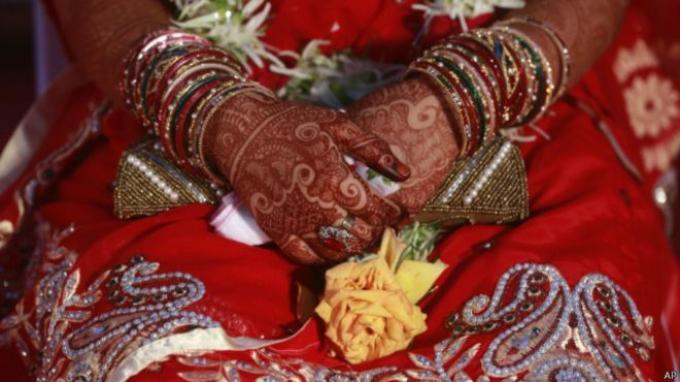 Wanita Ini Hajar Suami di Pesta Pernikahan Karena Diam-diam Nikahi ABG