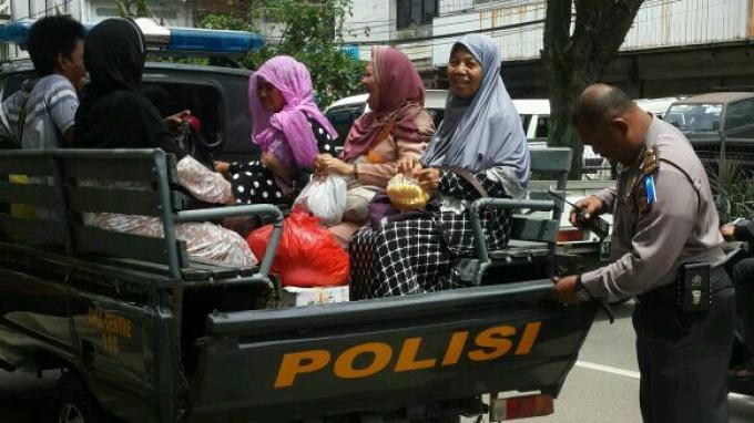 Akibat Demo Sopir Angkot, Polisi Antarkan Warga dengan Mobil Patroli