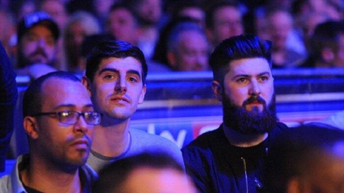 Thibaut Courtois dan Jamie Carragher Nonton Pertandingan Tinju