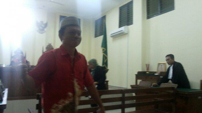 Terbukti Korupsi Dana BOS, Mantan Kepala Sekolah Ini Malah Acungkan Jempol