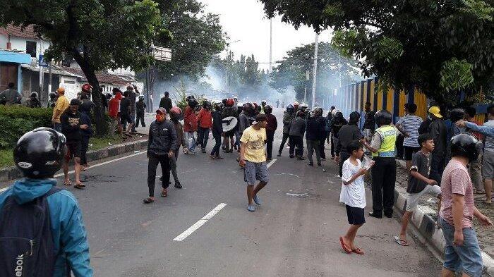 Pelaku Tawuran Bawa Celurit dan Samurai: Dua Tewas, Polisi Pun Tembakkan Gas Air Mata