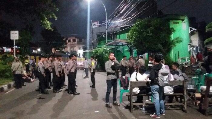 Puluhan Anggota Polri Bersiaga di Jalan Tambak