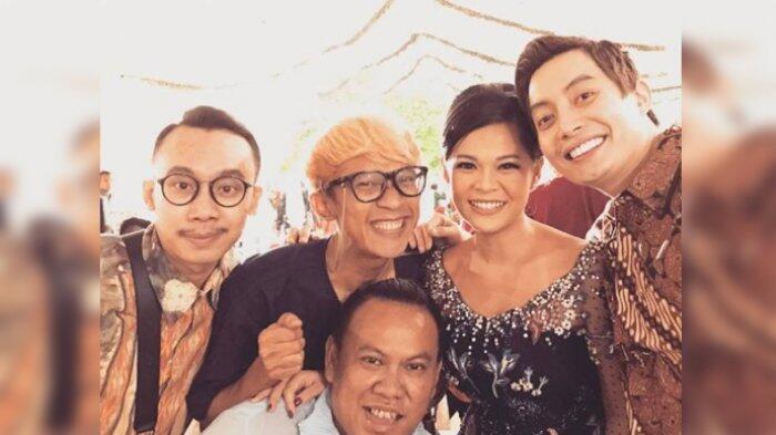 Tanpa Evelyn, Aming Tertawa Lepas di Acara Pertunangan Sahabatnya